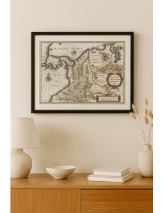 Carte ancienne de l’Amérique centrale encadrée dans un intérieur élégant