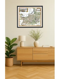 Carte de la Prusse ancienne 1684 en situation décorative dans un intérieur élégant et lumineux