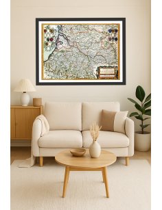 La reproduction de la carte de Guyenne et Gascogne (1662) de Joan Blaeu mise en scène dans un intérieur décoré.