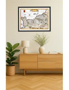 La reproduction de la carte de Normandie (1635) de Willem Blaeu mise en scène dans un intérieur décoré.